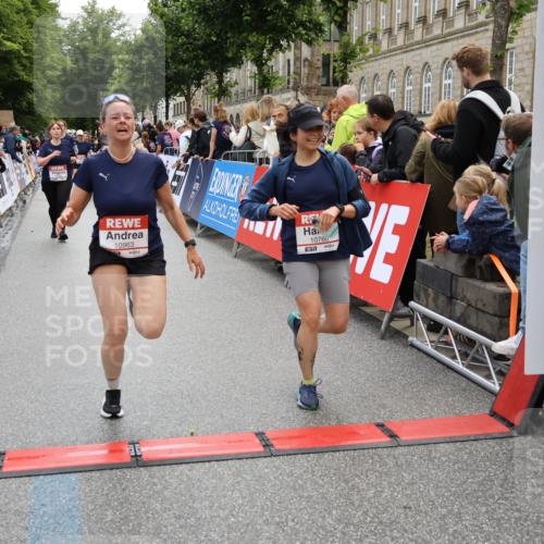 14.06.2026 - REWE Women's Run Strokosch-Dieckow http://msf.ph/oto/9786574 14.06.2026 10:08:33 Ziel 10574, 10578, 10582, 10760, 10764, 10963, 11525 meine-sportfotos.de