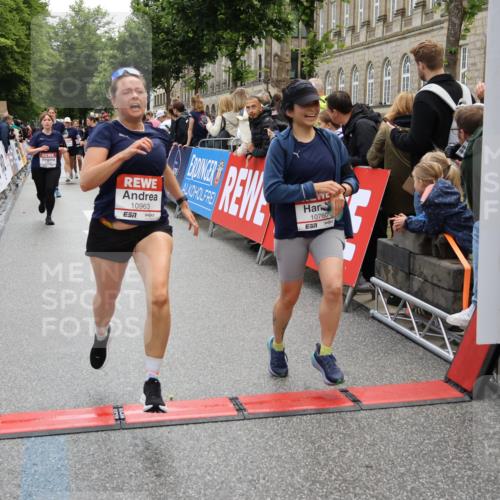 14.06.2026 - REWE Women's Run Strokosch-Dieckow http://msf.ph/oto/9786576 14.06.2026 10:08:33 Ziel 10574, 10578, 10582, 10760, 10764, 10963, 11525 meine-sportfotos.de
