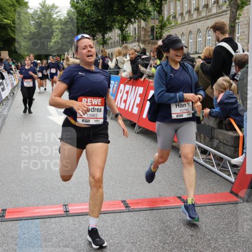 14.06.2026 - REWE Women's Run Strokosch-Dieckow http://msf.ph/oto/9786578 14.06.2026 10:08:33 Ziel 10574, 10578, 10582, 10760, 10764, 10963, 11525 meine-sportfotos.de