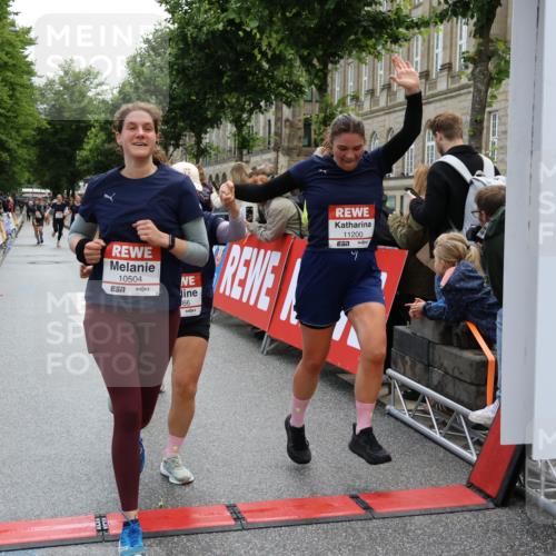 14.06.2026 - REWE Women's Run Strokosch-Dieckow http://msf.ph/oto/9786588 14.06.2026 10:08:38 Ziel 10504, 10582, 10760, 10764, 10766, 10963, 11176, 11200, 11525 meine-sportfotos.de