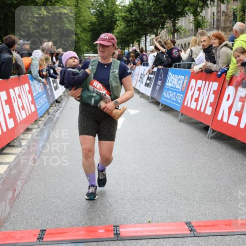 14.06.2026 - REWE Women's Run Strokosch-Dieckow http://msf.ph/oto/9786607 14.06.2026 10:08:51 Ziel 10022, 10114, 10361, 10846, 11071 meine-sportfotos.de