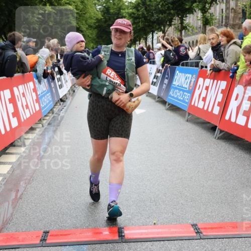 14.06.2026 - REWE Women's Run Strokosch-Dieckow http://msf.ph/oto/9786610 14.06.2026 10:08:51 Ziel 10022, 10114, 10361, 10846, 11071 meine-sportfotos.de