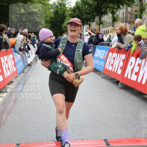 14.06.2026 - REWE Women's Run Strokosch-Dieckow http://msf.ph/oto/9786615 14.06.2026 10:08:52 Ziel 10022, 10114, 10361, 10846, 11071 meine-sportfotos.de