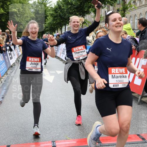 14.06.2026 - REWE Women's Run Strokosch-Dieckow http://msf.ph/oto/9786625 14.06.2026 10:08:58 Ziel 10022, 10124, 10259, 10376, 10692, 10793, 11071, 11197 meine-sportfotos.de