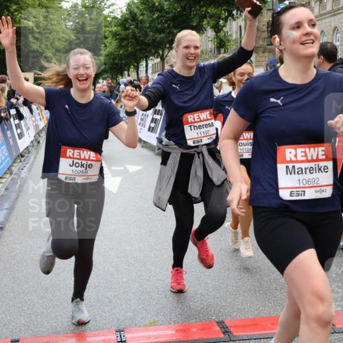 14.06.2026 - REWE Women's Run Strokosch-Dieckow http://msf.ph/oto/9786627 14.06.2026 10:08:58 Ziel 10022, 10124, 10259, 10376, 10692, 10793, 11071, 11197 meine-sportfotos.de