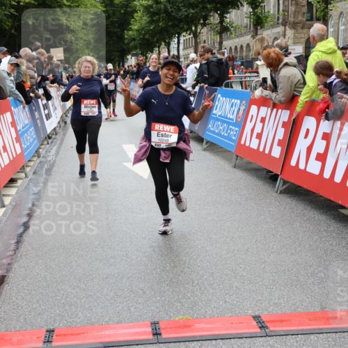 14.06.2026 - REWE Women's Run Strokosch-Dieckow http://msf.ph/oto/9786645 14.06.2026 10:09:08 Ziel 10248, 10376, 10793, 10884, 11159, 11219, 11455 meine-sportfotos.de