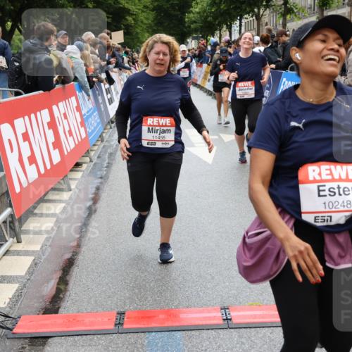 14.06.2026 - REWE Women's Run Strokosch-Dieckow http://msf.ph/oto/9786651 14.06.2026 10:09:09 Ziel 10248, 10376, 10884, 11153, 11159, 11219, 11455, 11489 meine-sportfotos.de