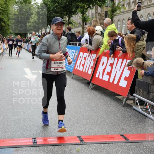 14.06.2026 - REWE Women's Run Strokosch-Dieckow http://msf.ph/oto/9786663 14.06.2026 10:09:19 Ziel 10712, 10751, 10884, 11057, 11153, 11489 meine-sportfotos.de
