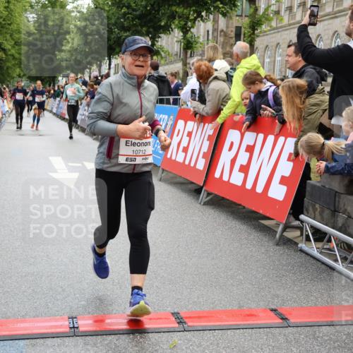 14.06.2026 - REWE Women's Run Strokosch-Dieckow http://msf.ph/oto/9786664 14.06.2026 10:09:19 Ziel 10712, 10751, 10884, 11057, 11153, 11489 meine-sportfotos.de