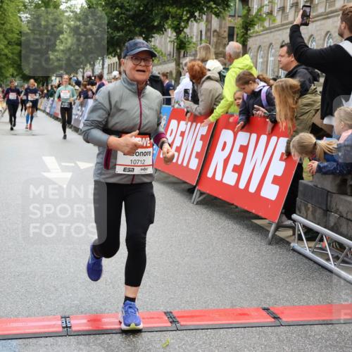 14.06.2026 - REWE Women's Run Strokosch-Dieckow http://msf.ph/oto/9786665 14.06.2026 10:09:19 Ziel 10712, 10751, 10884, 11057, 11153, 11489 meine-sportfotos.de