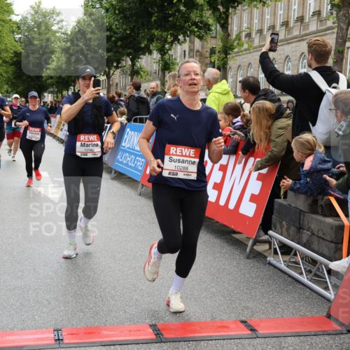 14.06.2026 - REWE Women's Run Strokosch-Dieckow http://msf.ph/oto/9786692 14.06.2026 10:09:34 Ziel 10047, 10288, 10360, 10382, 10383, 10800, 10977, 11431 meine-sportfotos.de