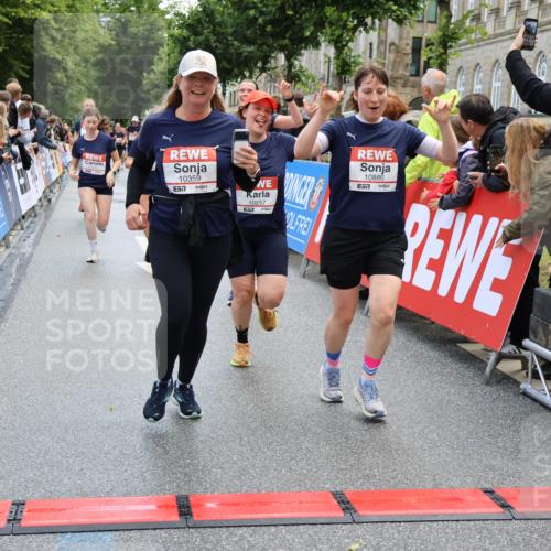 14.06.2026 - REWE Women's Run Strokosch-Dieckow http://msf.ph/oto/9786766 14.06.2026 10:09:59 Ziel 10078, 10257, 10359, 10379, 10621, 10627, 10678, 10862, 10886, 11202, 11213, 11405 meine-sportfotos.de