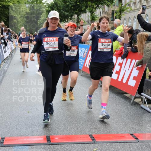 14.06.2026 - REWE Women's Run Strokosch-Dieckow http://msf.ph/oto/9786767 14.06.2026 10:09:59 Ziel 10078, 10257, 10359, 10379, 10621, 10627, 10678, 10862, 10886, 11202, 11213, 11405 meine-sportfotos.de
