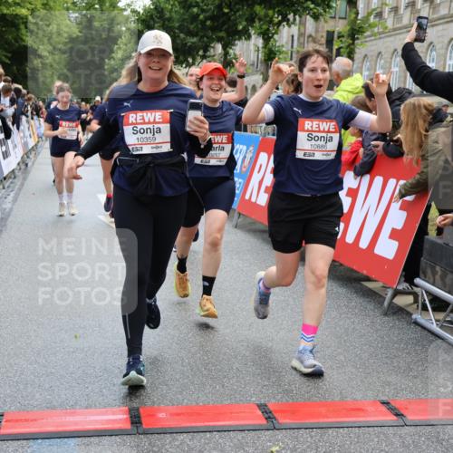 14.06.2026 - REWE Women's Run Strokosch-Dieckow http://msf.ph/oto/9786768 14.06.2026 10:09:59 Ziel 10078, 10257, 10359, 10379, 10621, 10627, 10678, 10862, 10886, 11202, 11213, 11405 meine-sportfotos.de