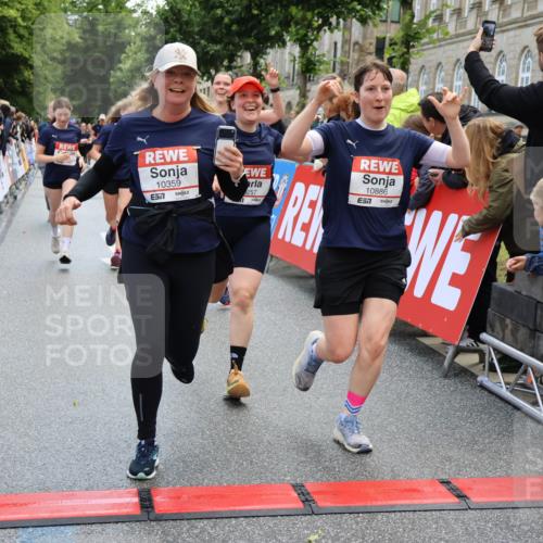 14.06.2026 - REWE Women's Run Strokosch-Dieckow http://msf.ph/oto/9786769 14.06.2026 10:09:59 Ziel 10078, 10257, 10359, 10379, 10621, 10627, 10678, 10862, 10886, 11202, 11213, 11405 meine-sportfotos.de