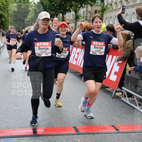 14.06.2026 - REWE Women's Run Strokosch-Dieckow http://msf.ph/oto/9786770 14.06.2026 10:10:00 Ziel 10078, 10257, 10359, 10379, 10621, 10627, 10678, 10862, 10886, 11202, 11213, 11405 meine-sportfotos.de