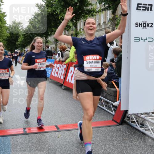 14.06.2026 - REWE Women's Run Strokosch-Dieckow http://msf.ph/oto/9786777 14.06.2026 10:10:01 Ziel 10078, 10257, 10359, 10379, 10621, 10627, 10678, 10862, 10886, 11202, 11213, 11405 meine-sportfotos.de