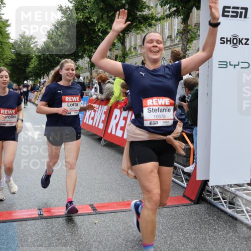 14.06.2026 - REWE Women's Run Strokosch-Dieckow http://msf.ph/oto/9786778 14.06.2026 10:10:02 Ziel 10078, 10257, 10359, 10379, 10621, 10627, 10678, 10862, 10886, 11202, 11213, 11405 meine-sportfotos.de