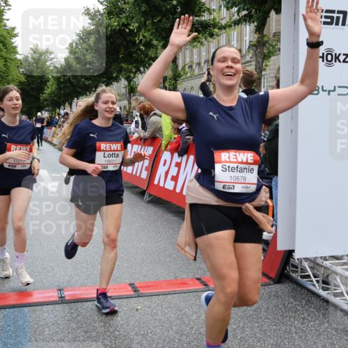 14.06.2026 - REWE Women's Run Strokosch-Dieckow http://msf.ph/oto/9786779 14.06.2026 10:10:02 Ziel 10078, 10257, 10359, 10379, 10621, 10627, 10678, 10862, 10886, 11202, 11213, 11405 meine-sportfotos.de