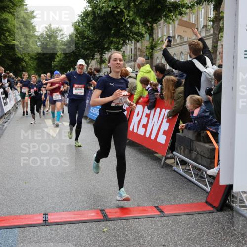 14.06.2026 - REWE Women's Run Strokosch-Dieckow http://msf.ph/oto/9786787 14.06.2026 10:10:08 Ziel 10078, 10079, 10257, 10313, 10469, 10585, 10621, 10627, 10678, 10944, 10950, 10951, 11147, 11213, 11277, 11504 meine-sportfotos.de