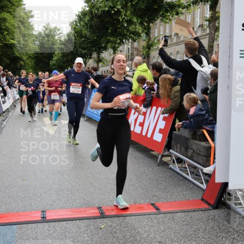 14.06.2026 - REWE Women's Run Strokosch-Dieckow http://msf.ph/oto/9786788 14.06.2026 10:10:08 Ziel 10078, 10079, 10257, 10313, 10469, 10585, 10621, 10627, 10678, 10944, 10950, 10951, 11147, 11213, 11277, 11504 meine-sportfotos.de