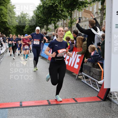 14.06.2026 - REWE Women's Run Strokosch-Dieckow http://msf.ph/oto/9786789 14.06.2026 10:10:08 Ziel 10078, 10079, 10257, 10313, 10469, 10585, 10621, 10627, 10678, 10944, 10950, 10951, 11147, 11213, 11277, 11504 meine-sportfotos.de