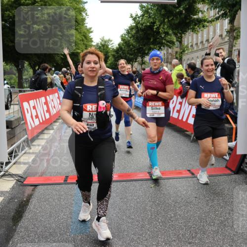14.06.2026 - REWE Women's Run Strokosch-Dieckow http://msf.ph/oto/9786799 14.06.2026 10:10:11 Ziel 10078, 10079, 10313, 10445, 10469, 10585, 10944, 10950, 10951, 11147, 11277, 11504 meine-sportfotos.de