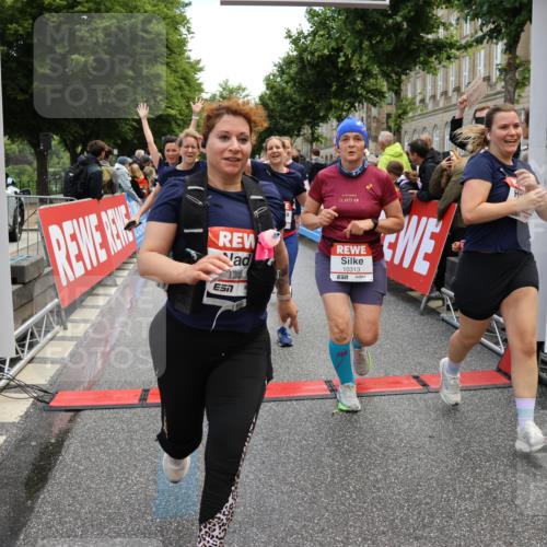 14.06.2026 - REWE Women's Run Strokosch-Dieckow http://msf.ph/oto/9786801 14.06.2026 10:10:11 Ziel 10078, 10079, 10313, 10445, 10469, 10585, 10944, 10950, 10951, 11147, 11277, 11504 meine-sportfotos.de