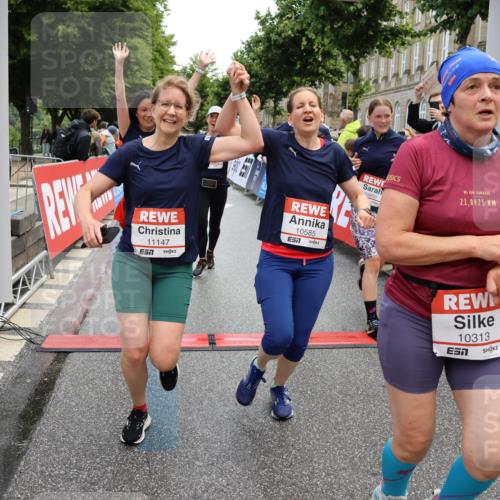 14.06.2026 - REWE Women's Run Strokosch-Dieckow http://msf.ph/oto/9786803 14.06.2026 10:10:12 Ziel 10079, 10313, 10445, 10469, 10585, 10944, 10950, 10951, 11147, 11277, 11504 meine-sportfotos.de