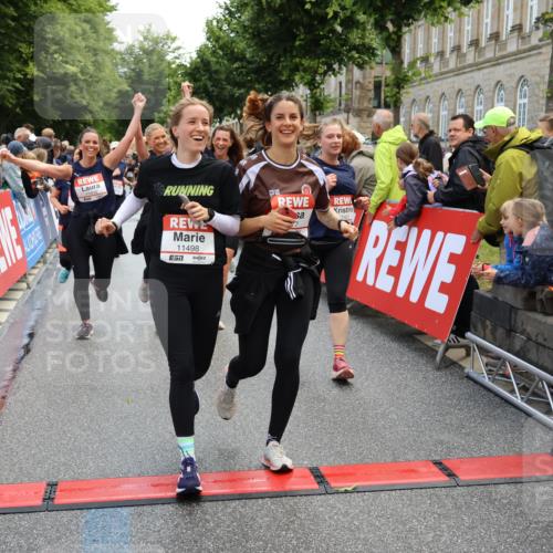 14.06.2026 - REWE Women's Run Strokosch-Dieckow http://msf.ph/oto/9786822 14.06.2026 10:10:28 Ziel 10293, 10412, 10413, 10665, 10702, 10703, 10890, 10917, 11152, 11453, 11487, 11498 meine-sportfotos.de