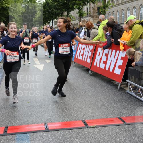 14.06.2026 - REWE Women's Run Strokosch-Dieckow http://msf.ph/oto/9786828 14.06.2026 10:10:35 Ziel 10185, 10293, 10412, 10413, 10702, 10703, 10878, 10890, 10903, 10917, 11022, 11178, 11339, 11345, 11453, 11486, 11487, 11498 meine-sportfotos.de