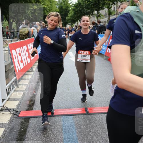 14.06.2026 - REWE Women's Run Strokosch-Dieckow http://msf.ph/oto/9786839 14.06.2026 10:10:39 Ziel 10185, 10293, 10425, 10464, 10878, 10903, 11022, 11178, 11339, 11345, 11486 meine-sportfotos.de