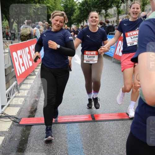 14.06.2026 - REWE Women's Run Strokosch-Dieckow http://msf.ph/oto/9786840 14.06.2026 10:10:39 Ziel 10185, 10293, 10425, 10464, 10878, 10903, 11022, 11178, 11339, 11345, 11486 meine-sportfotos.de