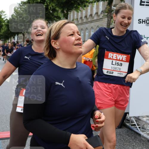 14.06.2026 - REWE Women's Run Strokosch-Dieckow http://msf.ph/oto/9786844 14.06.2026 10:10:40 Ziel 10185, 10425, 10464, 10878, 10903, 11022, 11178, 11339, 11345, 11486 meine-sportfotos.de