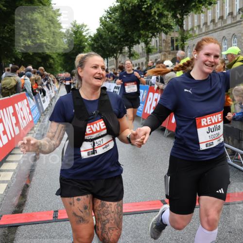14.06.2026 - REWE Women's Run Strokosch-Dieckow http://msf.ph/oto/9786855 14.06.2026 10:10:47 Ziel 10238, 10425, 10439, 10464, 10557, 10575, 10878, 11022, 11178, 11271, 11345, 11435, 11527 meine-sportfotos.de