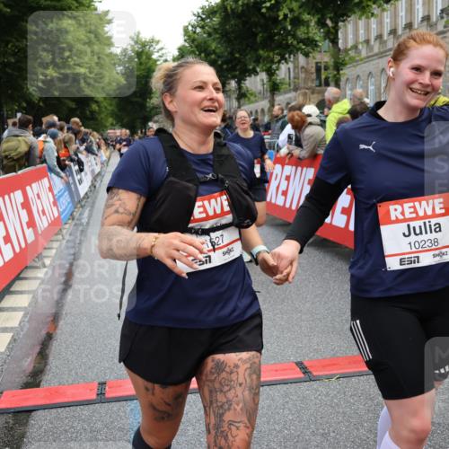 14.06.2026 - REWE Women's Run Strokosch-Dieckow http://msf.ph/oto/9786857 14.06.2026 10:10:47 Ziel 10238, 10425, 10439, 10464, 10557, 10575, 10878, 11022, 11178, 11271, 11345, 11435, 11527 meine-sportfotos.de