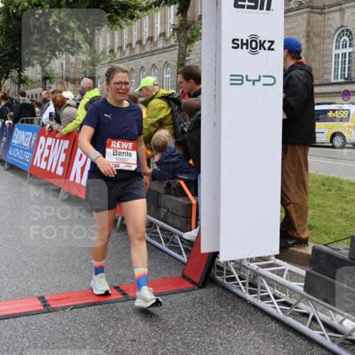 14.06.2026 - REWE Women's Run Strokosch-Dieckow http://msf.ph/oto/9786859 14.06.2026 10:10:49 Ziel 10238, 10425, 10439, 10460, 10464, 10557, 10575, 10591, 11271, 11435, 11527 meine-sportfotos.de