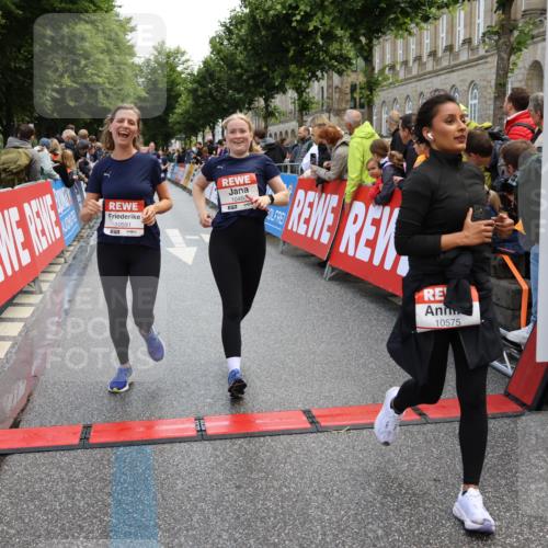 14.06.2026 - REWE Women's Run Strokosch-Dieckow http://msf.ph/oto/9786862 14.06.2026 10:10:52 Ziel 10238, 10439, 10460, 10557, 10575, 10591, 11271, 11435, 11527 meine-sportfotos.de