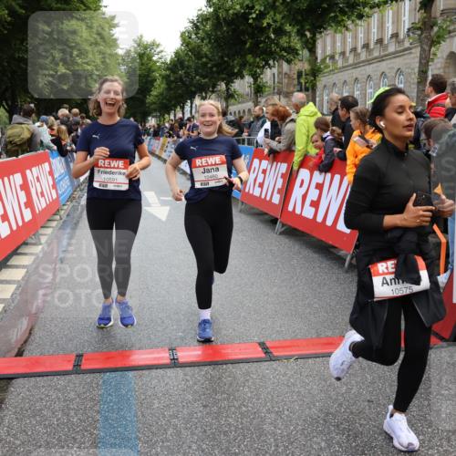 14.06.2026 - REWE Women's Run Strokosch-Dieckow http://msf.ph/oto/9786863 14.06.2026 10:10:52 Ziel 10238, 10439, 10460, 10557, 10575, 10591, 11271, 11435, 11527 meine-sportfotos.de