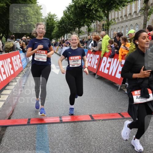 14.06.2026 - REWE Women's Run Strokosch-Dieckow http://msf.ph/oto/9786864 14.06.2026 10:10:52 Ziel 10238, 10439, 10460, 10557, 10575, 10591, 11271, 11435, 11527 meine-sportfotos.de