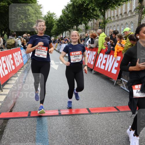 14.06.2026 - REWE Women's Run Strokosch-Dieckow http://msf.ph/oto/9786865 14.06.2026 10:10:52 Ziel 10238, 10439, 10460, 10557, 10575, 10591, 11271, 11435, 11527 meine-sportfotos.de