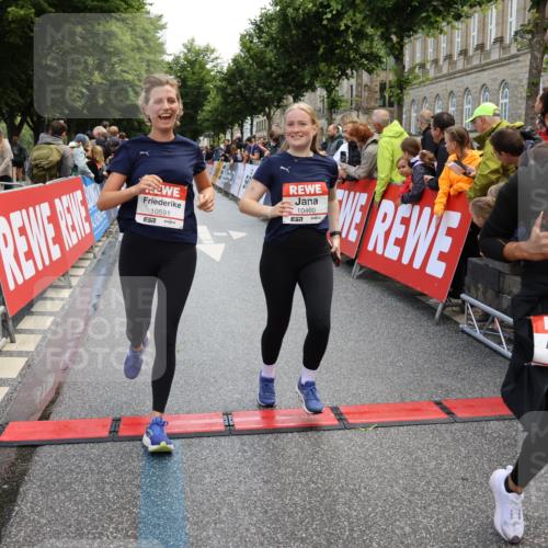 14.06.2026 - REWE Women's Run Strokosch-Dieckow http://msf.ph/oto/9786866 14.06.2026 10:10:52 Ziel 10238, 10439, 10460, 10557, 10575, 10591, 11271, 11435, 11527 meine-sportfotos.de