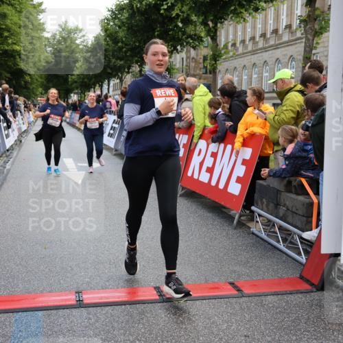 14.06.2026 - REWE Women's Run Strokosch-Dieckow http://msf.ph/oto/9786868 14.06.2026 10:10:58 Ziel 10426, 10460, 10503, 10575, 10591, 11170 meine-sportfotos.de
