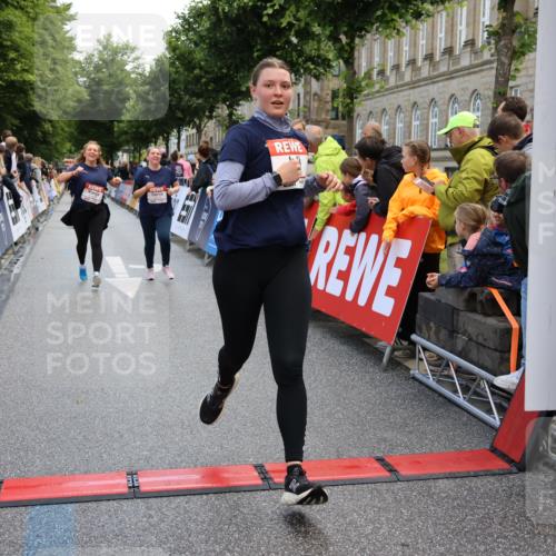 14.06.2026 - REWE Women's Run Strokosch-Dieckow http://msf.ph/oto/9786869 14.06.2026 10:10:58 Ziel 10426, 10460, 10503, 10575, 10591, 11170 meine-sportfotos.de