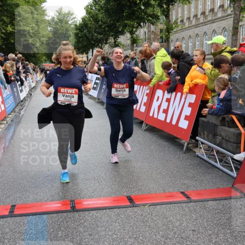 14.06.2026 - REWE Women's Run Strokosch-Dieckow http://msf.ph/oto/9786872 14.06.2026 10:11:00 Ziel 10426, 10460, 10503, 10591, 11170 meine-sportfotos.de