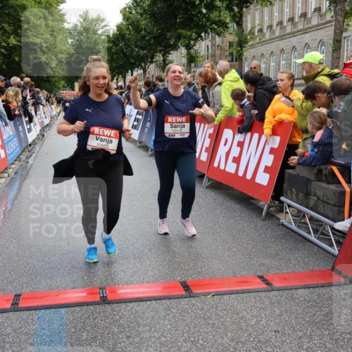 14.06.2026 - REWE Women's Run Strokosch-Dieckow http://msf.ph/oto/9786873 14.06.2026 10:11:00 Ziel 10426, 10460, 10503, 10591, 11170 meine-sportfotos.de