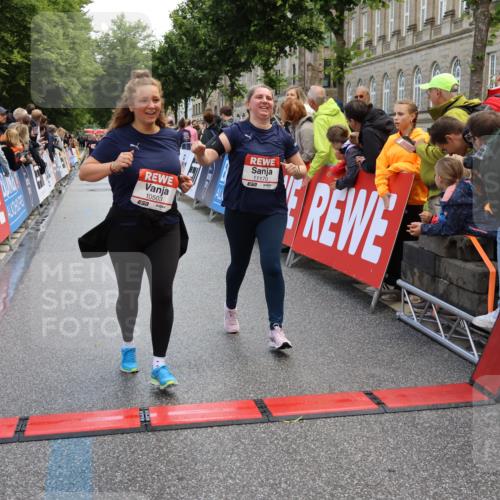 14.06.2026 - REWE Women's Run Strokosch-Dieckow http://msf.ph/oto/9786874 14.06.2026 10:11:00 Ziel 10426, 10460, 10503, 10591, 11170 meine-sportfotos.de