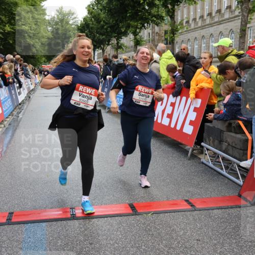 14.06.2026 - REWE Women's Run Strokosch-Dieckow http://msf.ph/oto/9786876 14.06.2026 10:11:00 Ziel 10426, 10460, 10503, 10591, 11170 meine-sportfotos.de