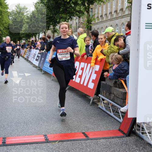 14.06.2026 - REWE Women's Run Strokosch-Dieckow http://msf.ph/oto/9786877 14.06.2026 10:11:08 Ziel 10499, 10503, 10514, 11170 meine-sportfotos.de