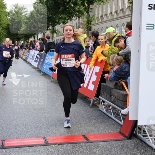 14.06.2026 - REWE Women's Run Strokosch-Dieckow http://msf.ph/oto/9786879 14.06.2026 10:11:08 Ziel 10499, 10503, 10514, 11170 meine-sportfotos.de